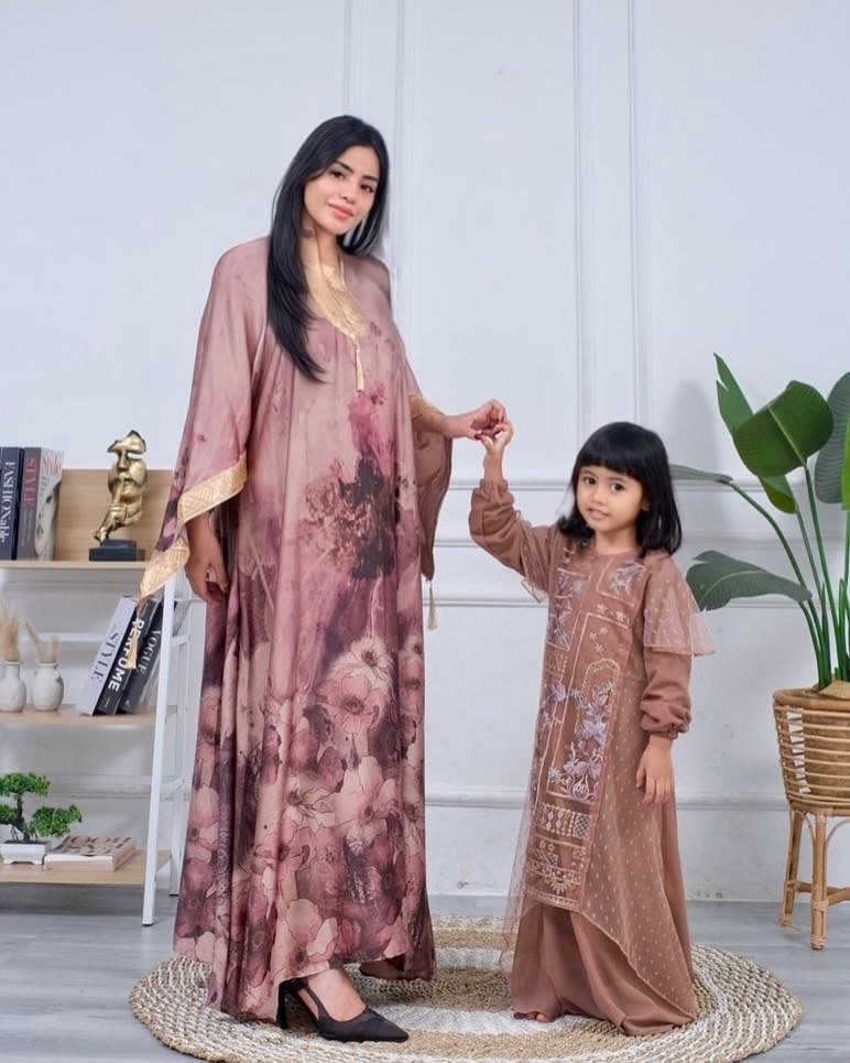 9 Potret Violentina Kaif, janda sosialita yang kini jadi tunangan Andrew Andhika