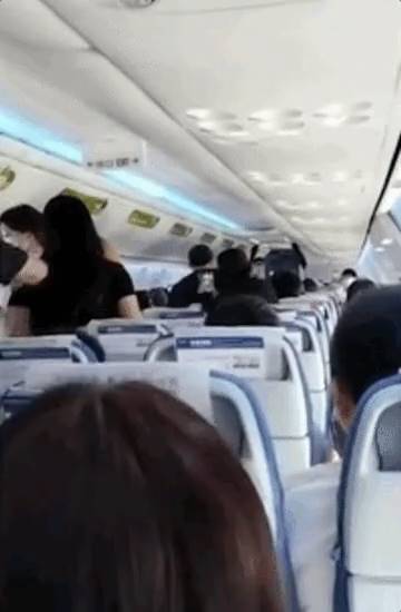 Diikuti sampai ke dalam pesawat, aktor tampan ini menangis di pojokan setelah diserbu oleh fans