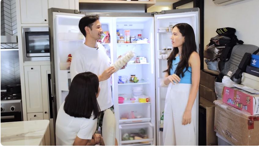 Rak penyimpanan mirip minimarket, intip 7 cara Tarra Budiman menata dapur