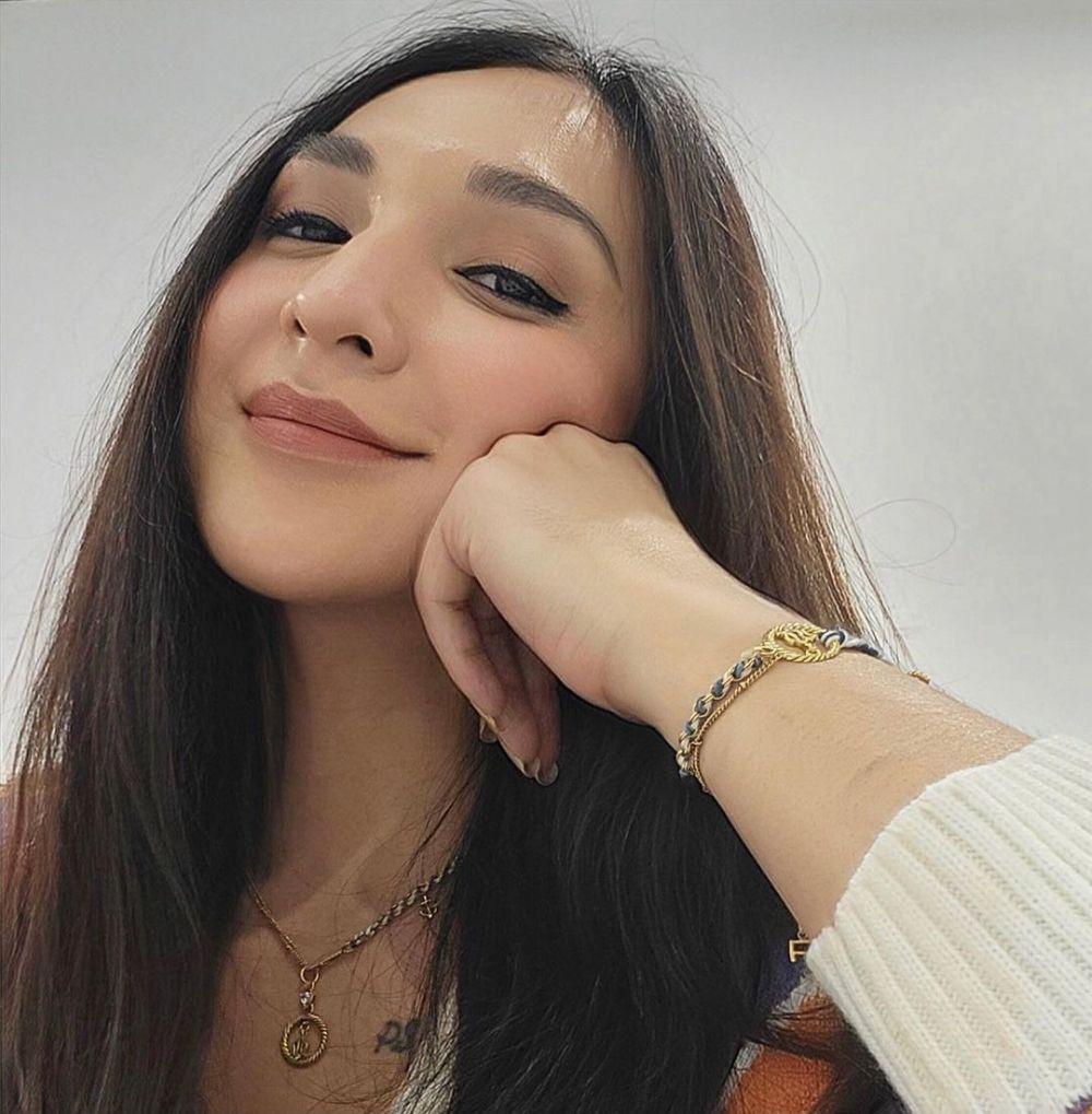 Putuskan jadi wanita tanpa operasi plastik, ini 11 potret transformasi Dena Rachman mantan artis cilik