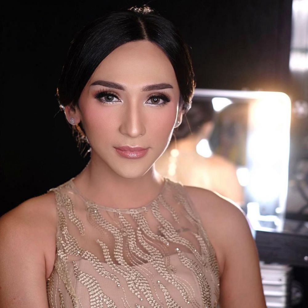 Putuskan jadi wanita tanpa operasi plastik, ini 11 potret transformasi Dena Rachman mantan artis cilik