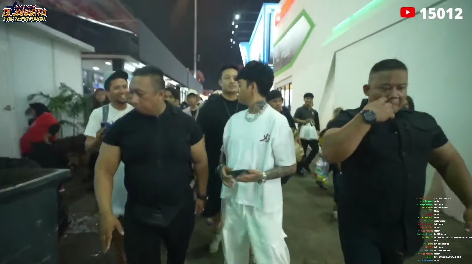 Aksi randomnya gokil, ini 9 potret Reza Arap spontan belikan sepeda motor untuk ibu pekerja di PRJ