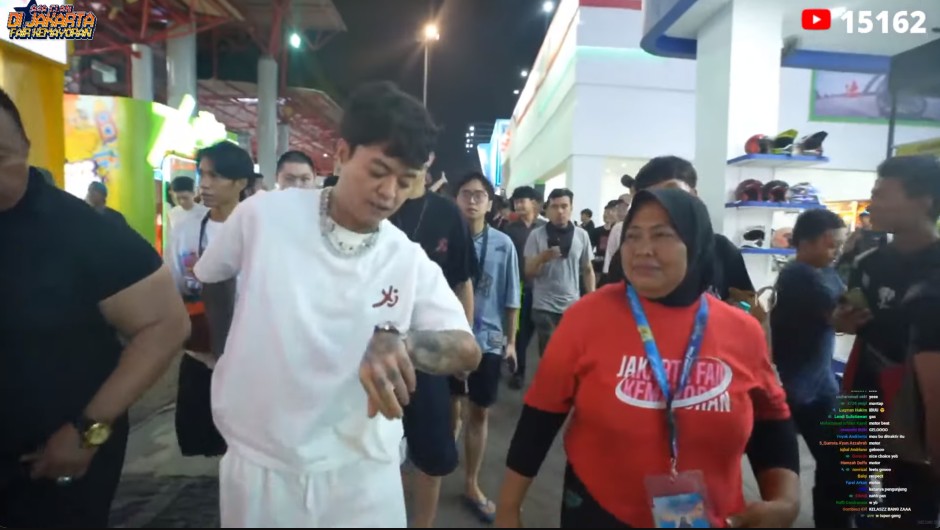 Aksi randomnya gokil, ini 9 potret Reza Arap spontan belikan sepeda motor untuk ibu pekerja di PRJ