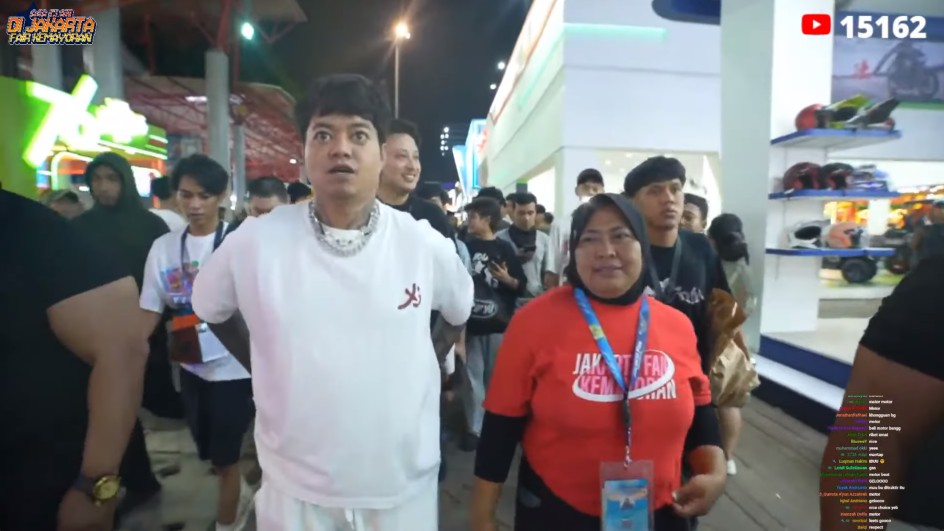 Aksi randomnya gokil, ini 9 potret Reza Arap spontan belikan sepeda motor untuk ibu pekerja di PRJ