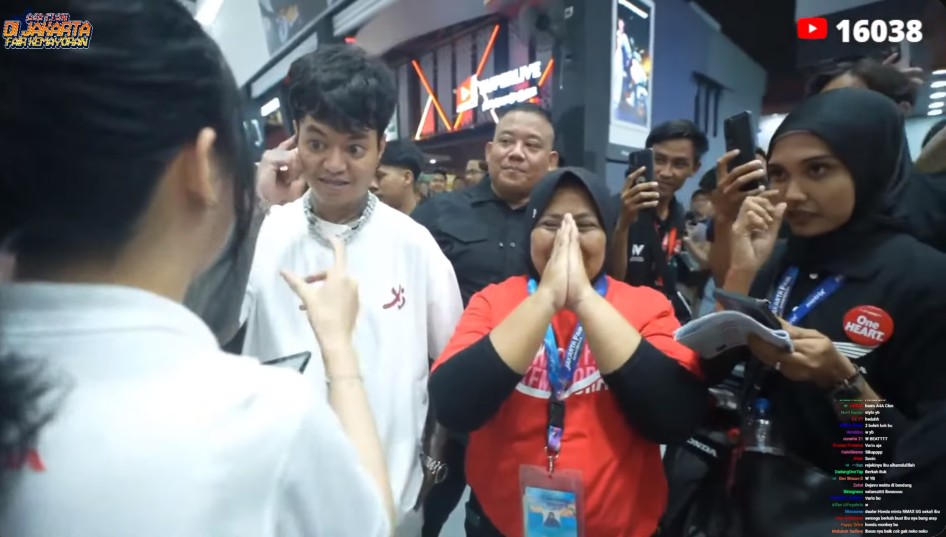 Aksi randomnya gokil, ini 9 potret Reza Arap spontan belikan sepeda motor untuk ibu pekerja di PRJ