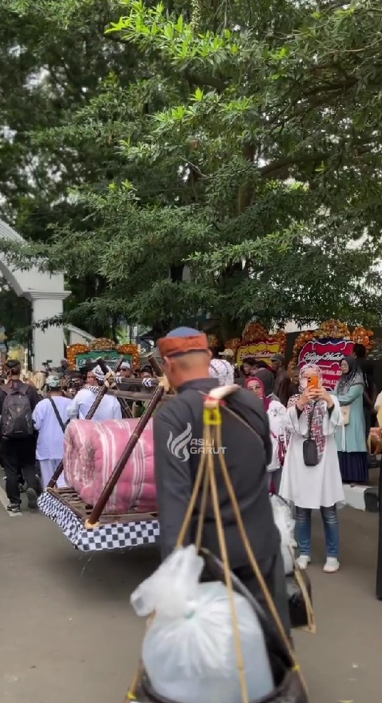 Maula Akbar putra Dedi Mulyadi nikahi Wakil Bupati Garut, pakai seserahan hasil bumi, 9 potretnya