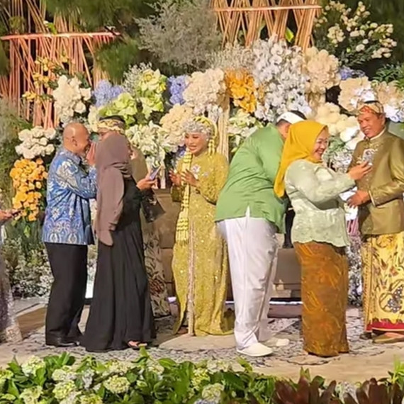 9 Potret momen resepsi pernikahan Maula Akbar putra Dedi Mulyadi, digelar megah di Pendopo Garut