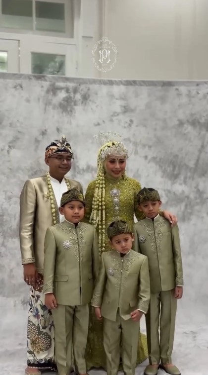 9 Pemotretan resepsi Maula Akbar dan Putri Karlina, putra Dedi Mulyadi kompak bareng 3 anak sambung