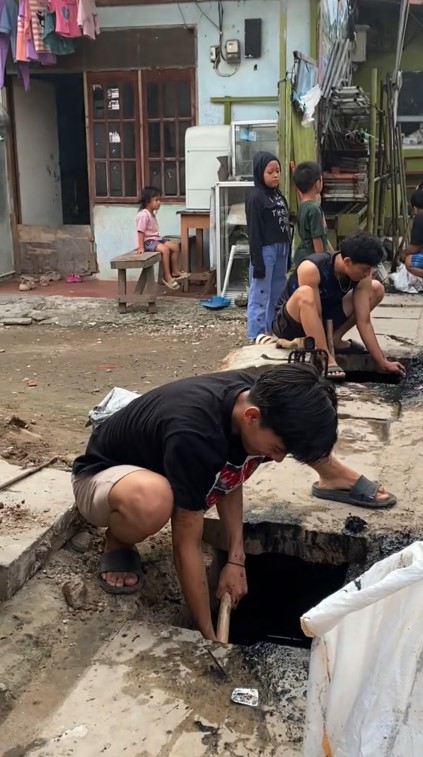 Usai heboh cor jalan, kini Sahdan Arya si ketua RT Gen Z gercep pimpin bersih got kampung, 9 potretnya