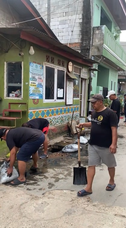 Usai heboh cor jalan, kini Sahdan Arya si ketua RT Gen Z gercep pimpin bersih got kampung, 9 potretnya