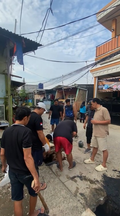Usai heboh cor jalan, kini Sahdan Arya si ketua RT Gen Z gercep pimpin bersih got kampung, 9 potretnya