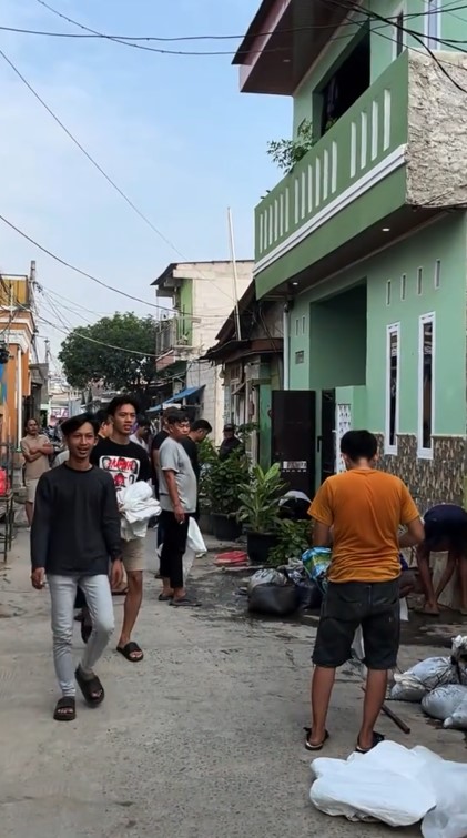 Usai heboh cor jalan, kini Sahdan Arya si ketua RT Gen Z gercep pimpin bersih got kampung, 9 potretnya
