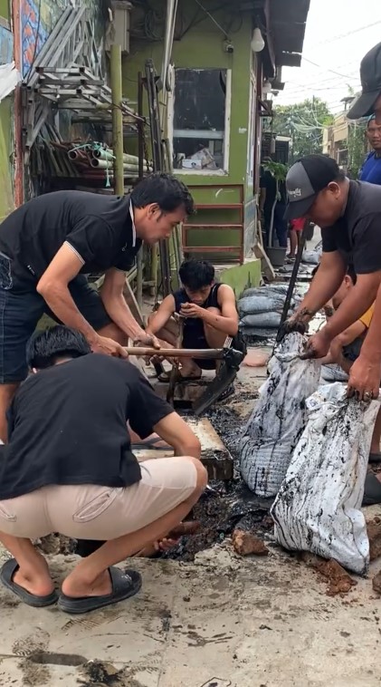 Usai heboh cor jalan, kini Sahdan Arya si ketua RT Gen Z gercep pimpin bersih got kampung, 9 potretnya