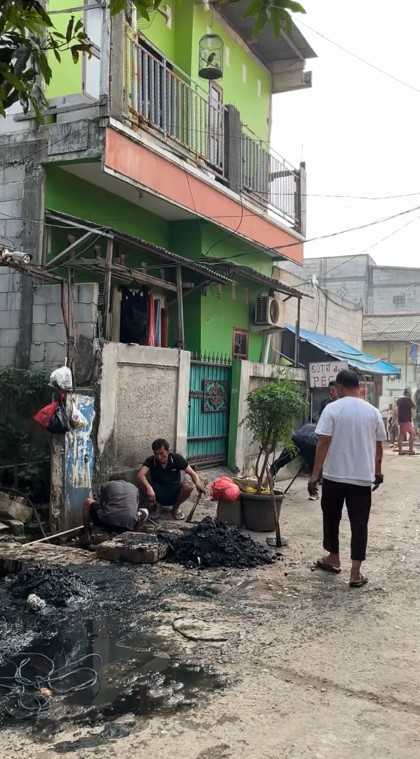 Usai heboh cor jalan, kini Sahdan Arya si ketua RT Gen Z gercep pimpin bersih got kampung, 9 potretnya