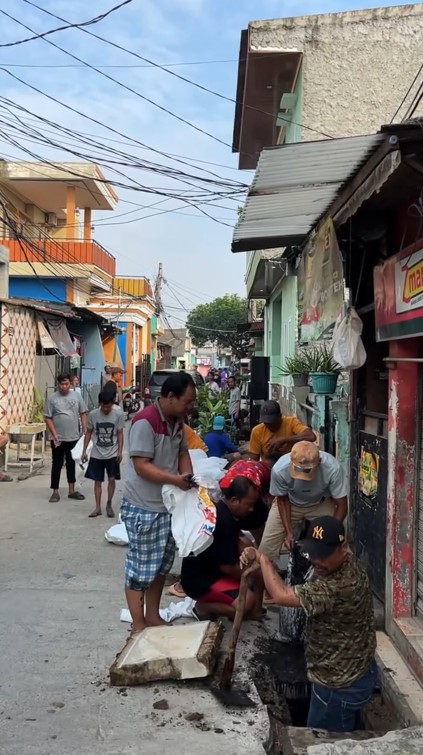 Usai heboh cor jalan, kini Sahdan Arya si ketua RT Gen Z gercep pimpin bersih got kampung, 9 potretnya
