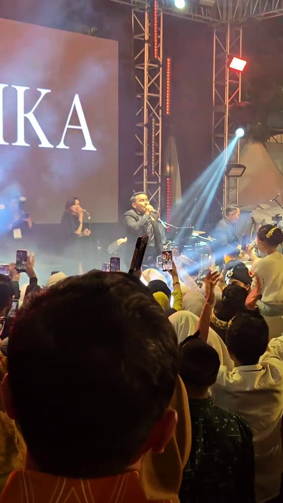 Potret 9 pesohor hadir di acara pernikahan anak Dedi Mulyadi, Rieke Diah Pitaloka tampil anggun