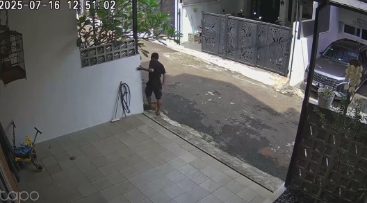 Terekam CCTV, 7 potret detik-detik rumah Rafael Tan disatroni maling, aksi santai pelaku bikin geram