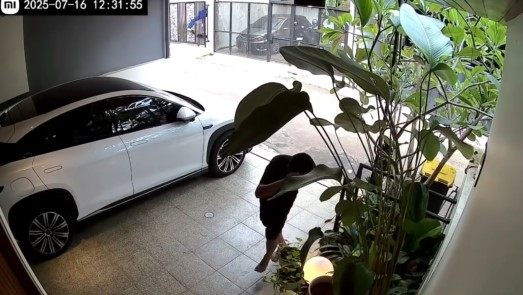 Terekam CCTV, 7 potret detik-detik rumah Rafael Tan disatroni maling, aksi santai pelaku bikin geram