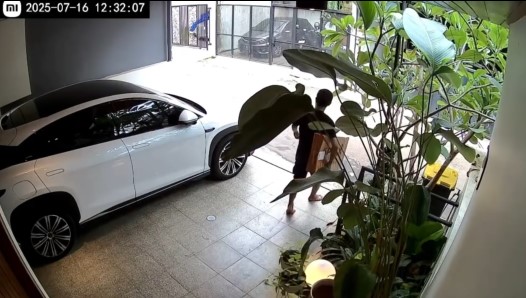 Terekam CCTV, 7 potret detik-detik rumah Rafael Tan disatroni maling, aksi santai pelaku bikin geram