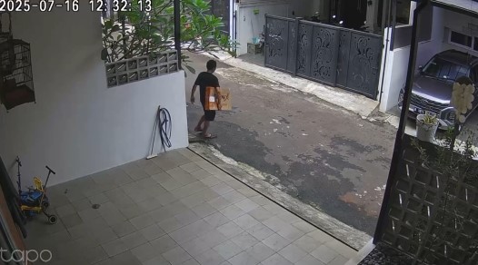 Terekam CCTV, 7 potret detik-detik rumah Rafael Tan disatroni maling, aksi santai pelaku bikin geram