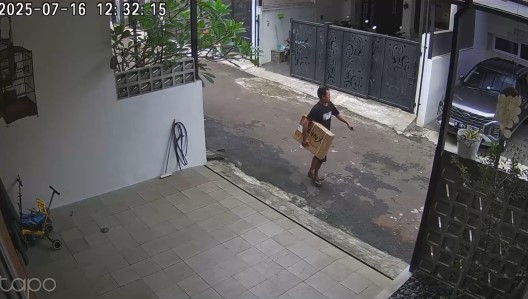 Terekam CCTV, 7 potret detik-detik rumah Rafael Tan disatroni maling, aksi santai pelaku bikin geram