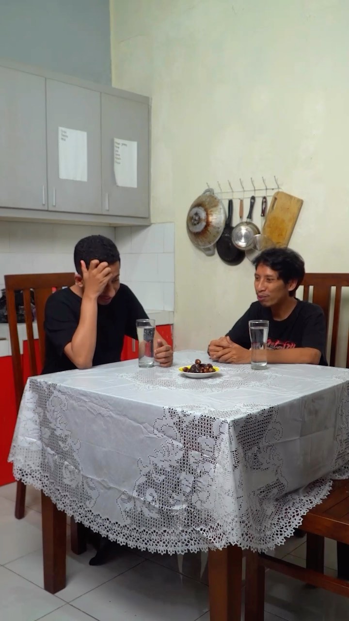 Punya rumah masuk gang sempit, intip 7 cara Habib Husein Ja'far menata dapur sederhana pakai ubin