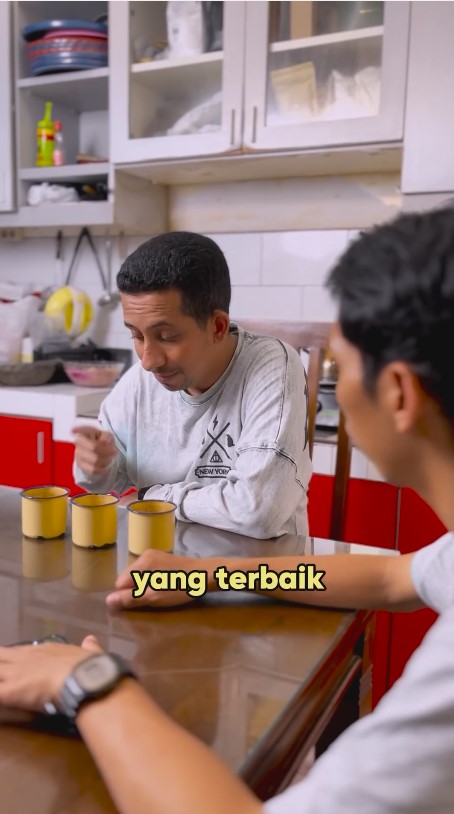 Punya rumah masuk gang sempit, intip 7 cara Habib Husein Ja'far menata dapur sederhana pakai ubin