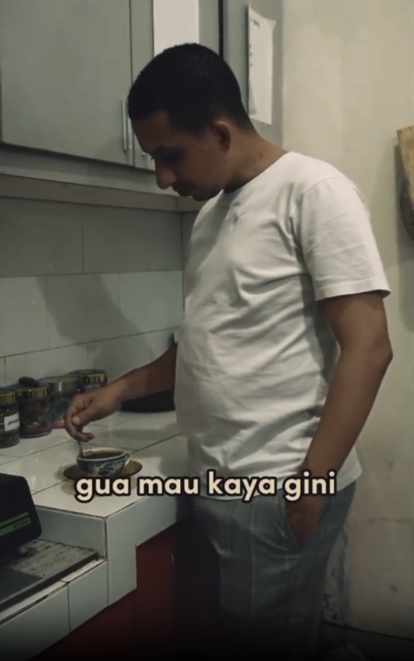 Punya rumah masuk gang sempit, intip 7 cara Habib Husein Ja'far menata dapur sederhana pakai ubin