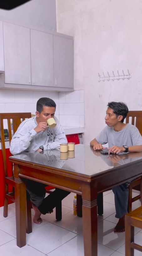 Punya rumah masuk gang sempit, intip 7 cara Habib Husein Ja'far menata dapur sederhana pakai ubin