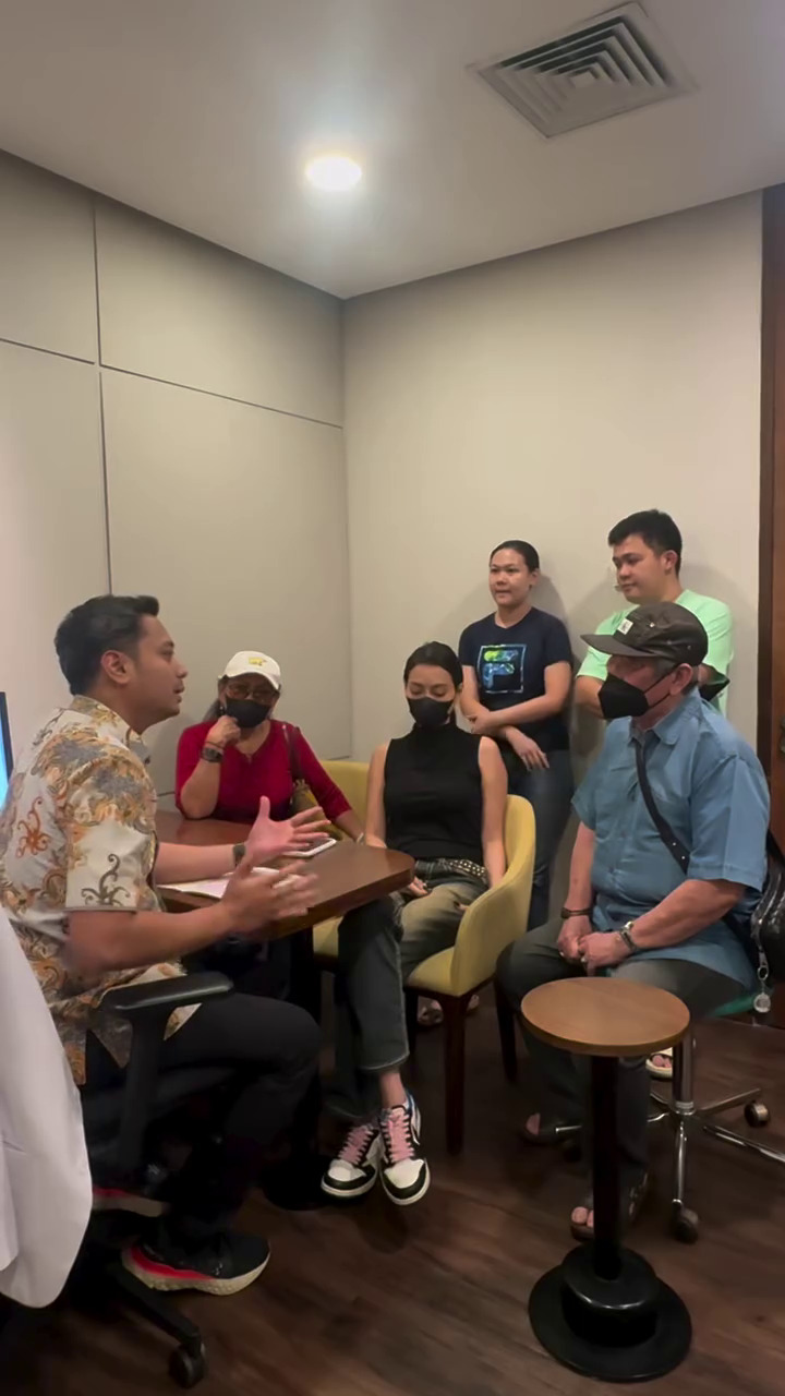 Selalu didukung keluarga, ini 9 momen Erika Carlina jalani pemeriksaan kandungan ditemani orang tua