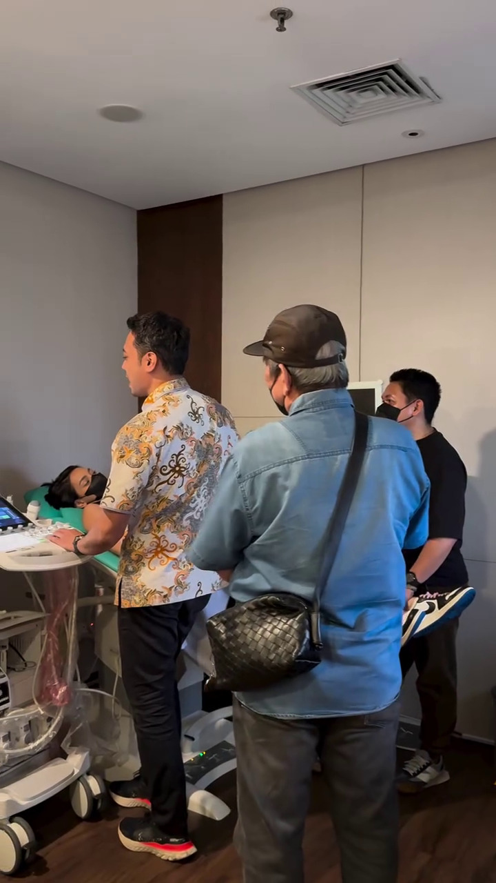 Selalu didukung keluarga, ini 9 momen Erika Carlina jalani pemeriksaan kandungan ditemani orang tua