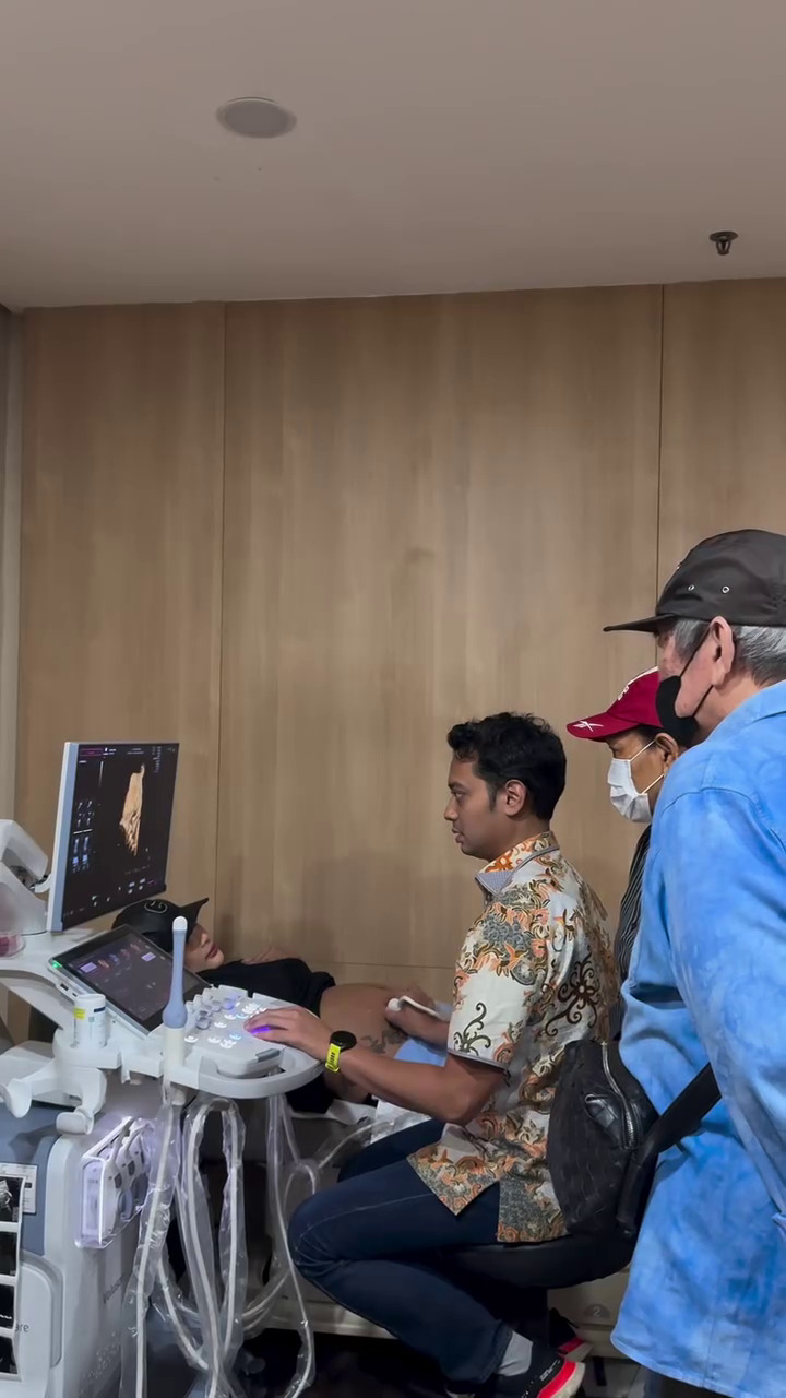 Selalu didukung keluarga, ini 9 momen Erika Carlina jalani pemeriksaan kandungan ditemani orang tua