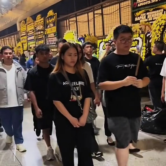 9 Potret momen persemayaman ayah Sarwendah, Ruben Onsu tak kuasa menahan tangis