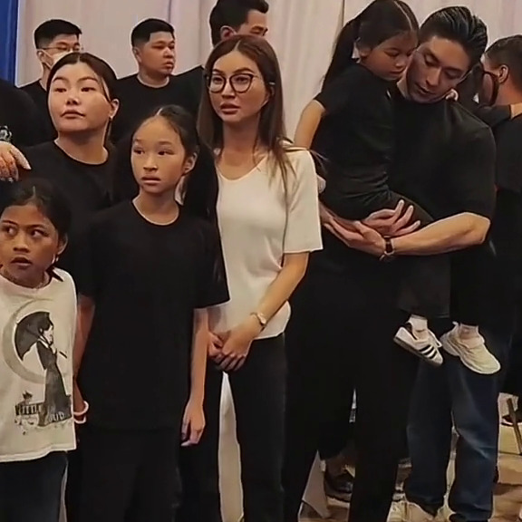 9 Potret momen persemayaman ayah Sarwendah, Ruben Onsu tak kuasa menahan tangis