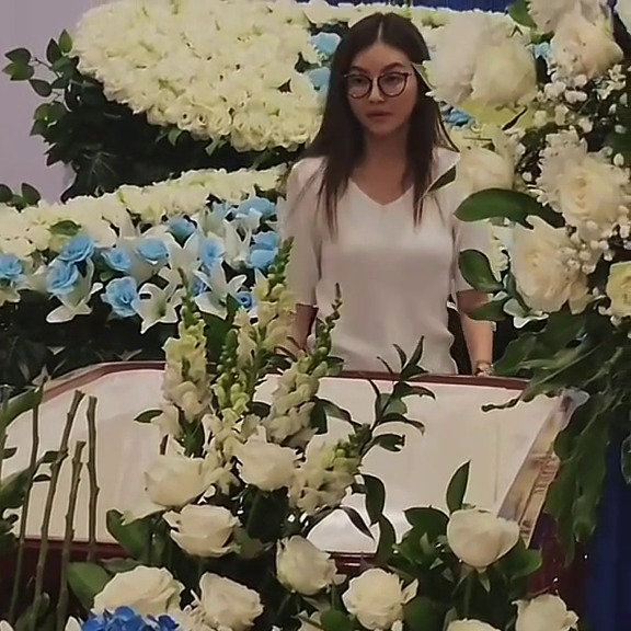 9 Potret momen persemayaman ayah Sarwendah, Ruben Onsu tak kuasa menahan tangis