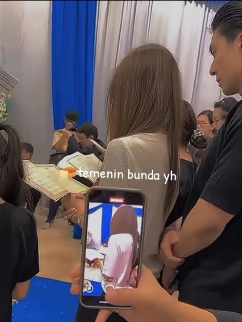 9 Potret momen persemayaman ayah Sarwendah, Ruben Onsu tak kuasa menahan tangis