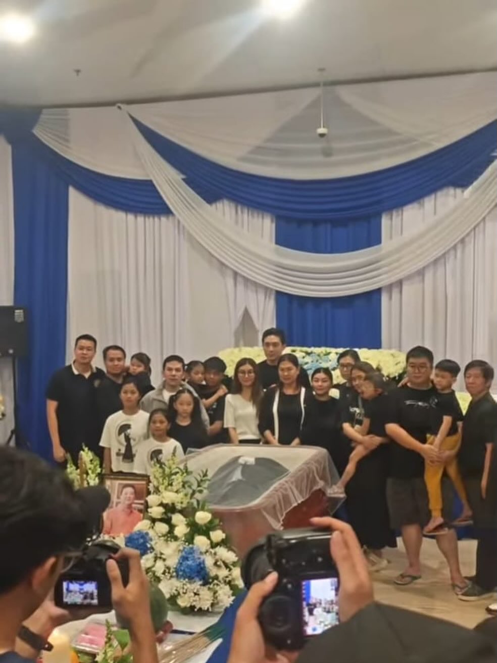 9 Potret momen persemayaman ayah Sarwendah, Ruben Onsu tak kuasa menahan tangis