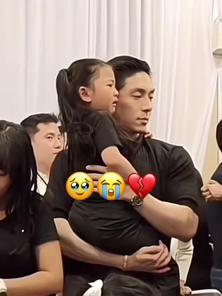 9 Potret momen persemayaman ayah Sarwendah, Ruben Onsu tak kuasa menahan tangis