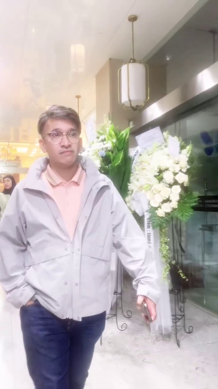 9 Potret momen persemayaman ayah Sarwendah, Ruben Onsu tak kuasa menahan tangis