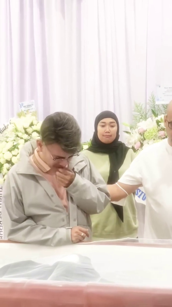 9 Potret momen persemayaman ayah Sarwendah, Ruben Onsu tak kuasa menahan tangis