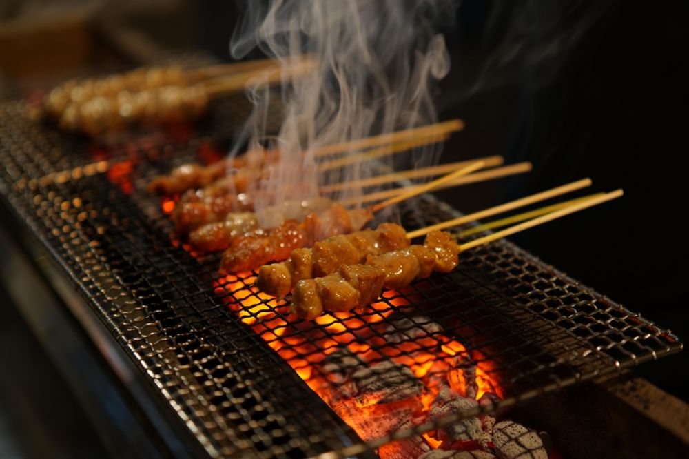 Kamu salah merendam daging dalam parutan nanas, tiru trik pedagang sate ini biar daging nggak hancur