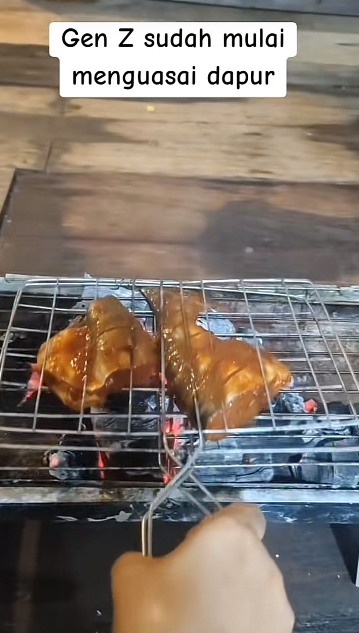 Jangan boros tisu demi nyalain arang, gen z ini tahu cara cerdiknya tanpa susah payah