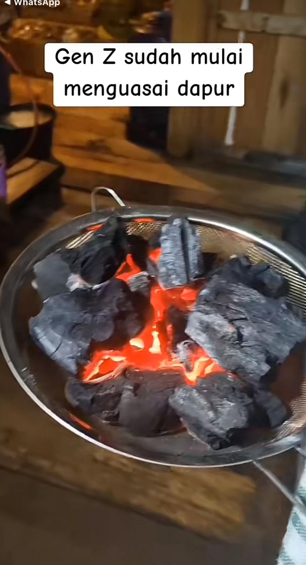 Jangan boros tisu demi nyalain arang, gen z ini tahu cara cerdiknya tanpa susah payah