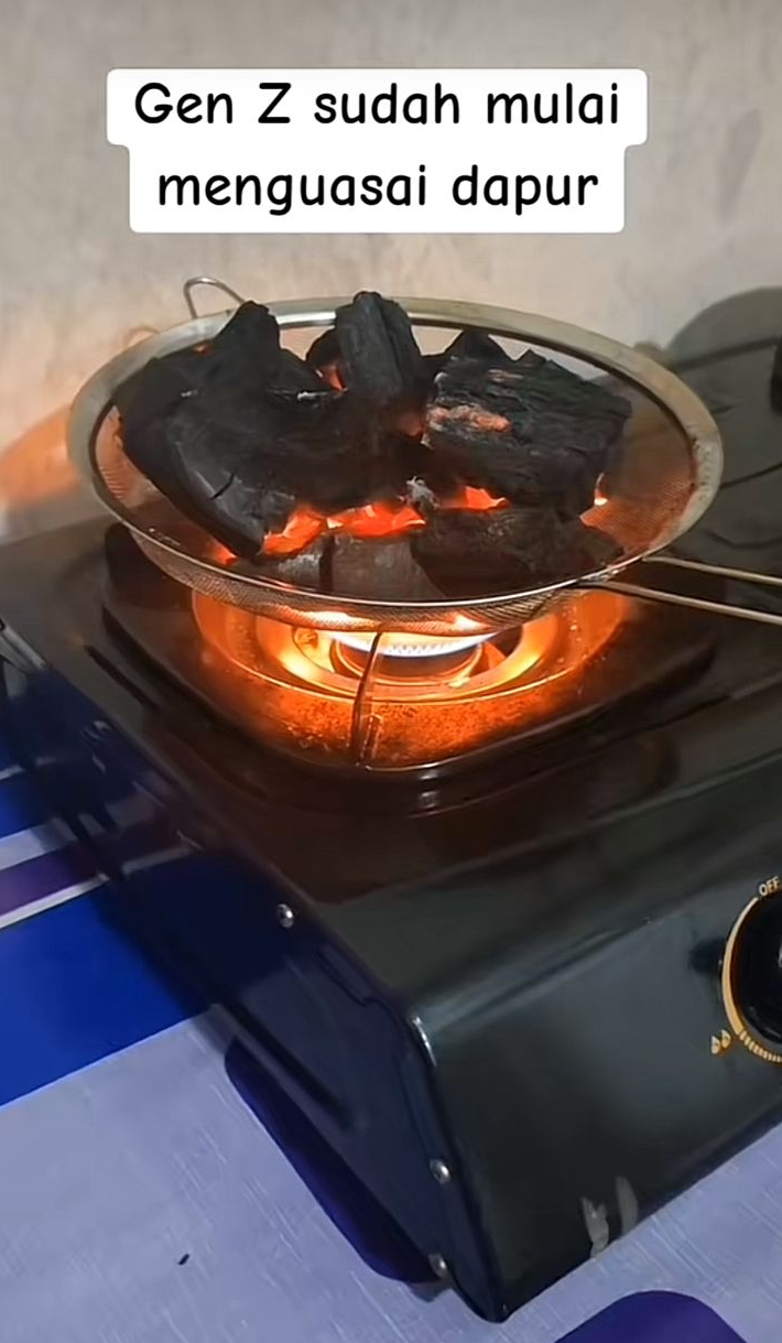 Jangan boros tisu demi nyalain arang, gen z ini tahu cara cerdiknya tanpa susah payah