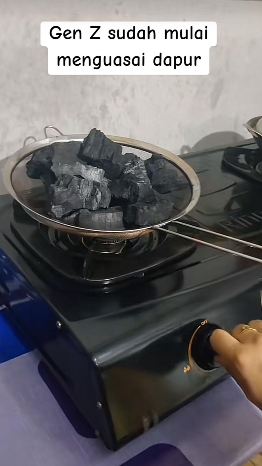 Jangan boros tisu demi nyalain arang, gen z ini tahu cara cerdiknya tanpa susah payah
