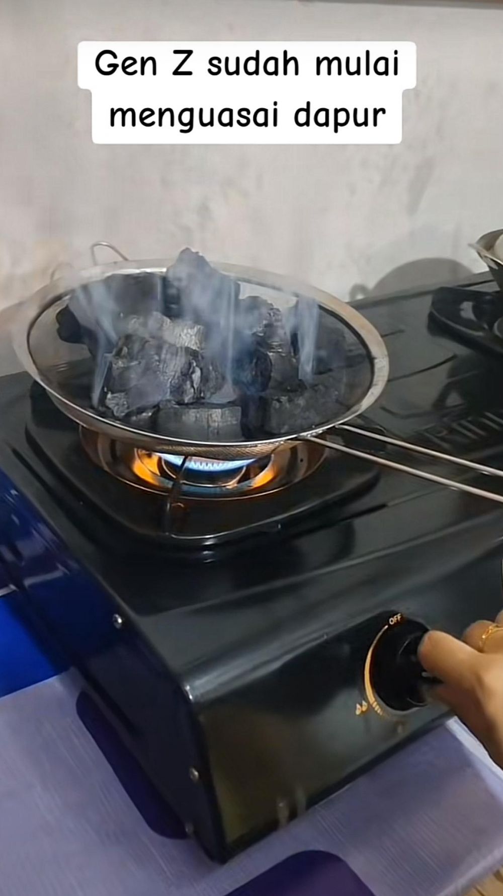 Jangan boros tisu demi nyalain arang, gen z ini tahu cara cerdiknya tanpa susah payah