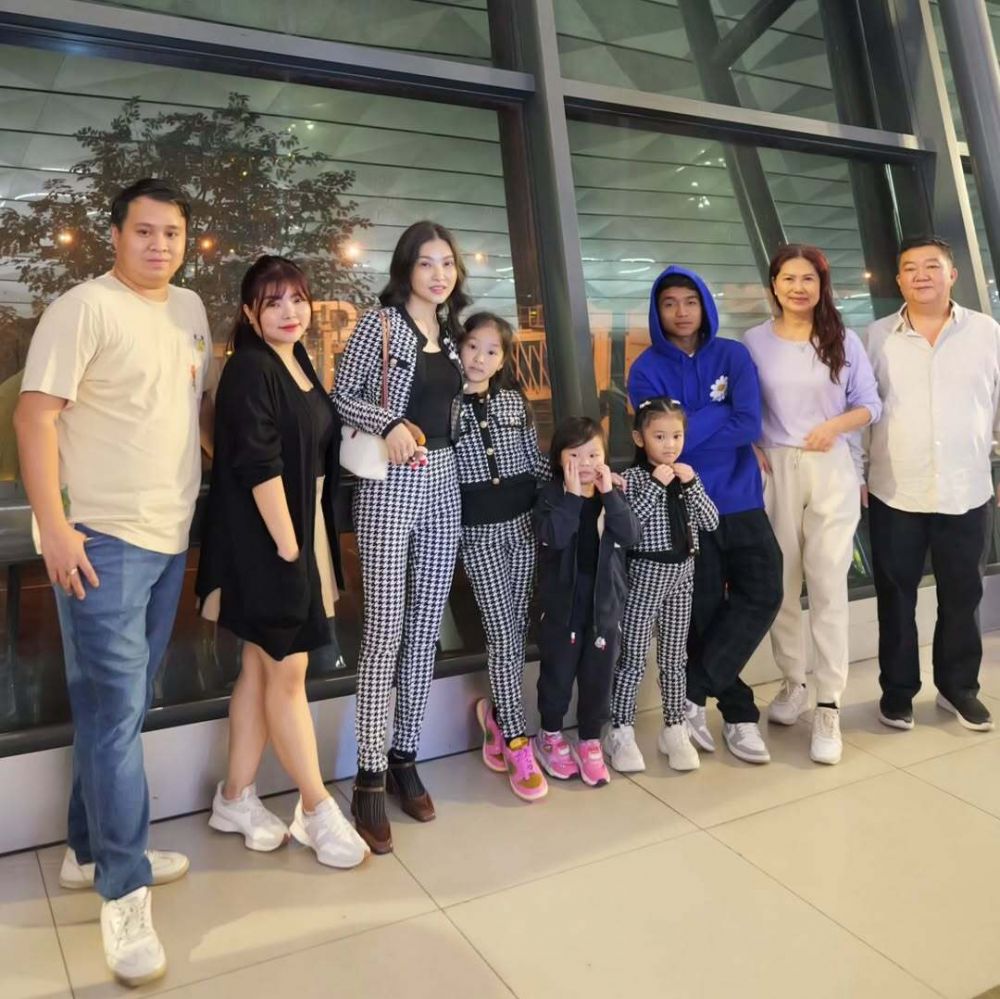 9 Potret kenangan Sarwendah bersama mendiang sang ayah, selalu protektif dan sering nelponin putrinya