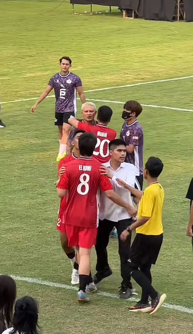 5 Kronologi adu mulut El Rumi dan Syamsir Alam di lapangan usai kena kartu merah, nyaris berantem