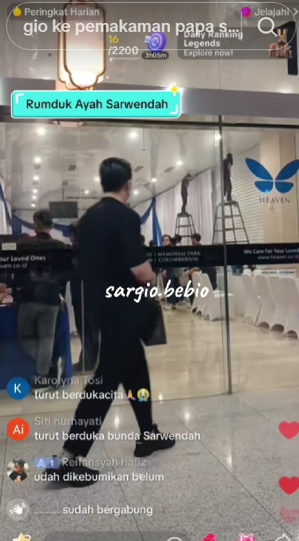 Jadi penguat saat ayah meninggal, 9 potret Giorgio Antonio setia dampingi Sarwendah di rumah duka