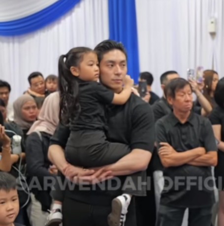 Jadi penguat saat ayah meninggal, 9 potret Giorgio Antonio setia dampingi Sarwendah di rumah duka